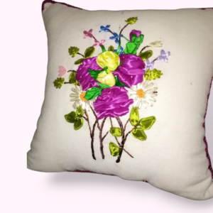 Coussin Décoratif Blanc – Bouquet de Roses Éclatantes & Broderies au Ruban Artisanal Tunisie