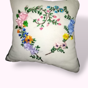 Coussin Décoratif Blanc – Couronne de Fleurs en Cœur & Broderies de Ruban Artisanal Tunisie