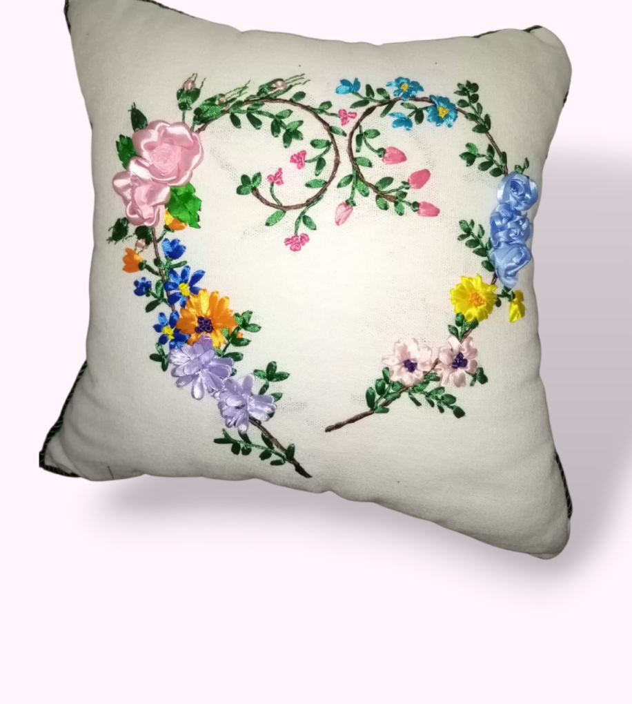 1000395706.png Coussin Décoratif Blanc – Couronne de Fleurs en Cœur & Broderies de Ruban Artisanal Tunisie