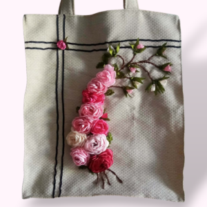 Sac Tote Bag en Tissu Écru – Cascade de Roses Roses & Style Artisanal 8 en Tunisie Sac Tote Bag en Tissu Écru – Cascade de Roses Roses & Style Artisanal Tunisie