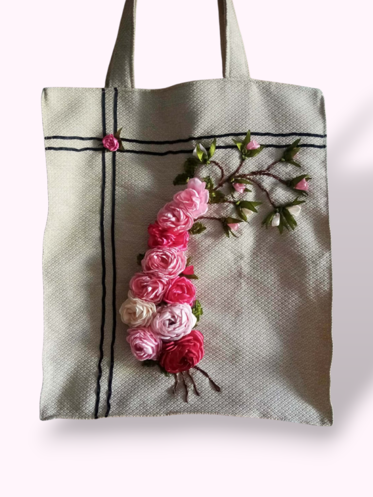 1000395714.png Sac Tote Bag en Tissu Écru – Cascade de Roses Roses & Style Artisanal Tunisie