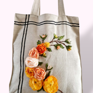 Sac Tote Bag en Tissu Écru – Guirlande de Roses Ensoleillées Brodées main 9 en Tunisie Sac Tote Bag en Tissu Écru – Guirlande de Roses Ensoleillées Brodées main Tunisie