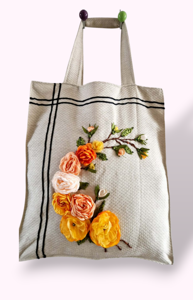 1000395715.png Sac Tote Bag en Tissu Écru – Guirlande de Roses Ensoleillées Brodées main Tunisie