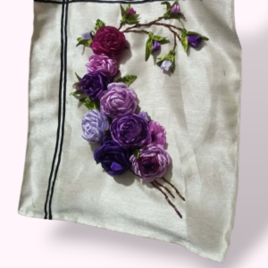Sac Tote Bag en Tissu Écru – Guirlande de Roses Violettes Brodées main 10 en Tunisie Sac Tote Bag en Tissu Écru – Guirlande de Roses Violettes Brodées main Tunisie