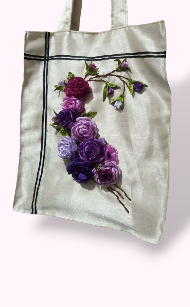 1000395716.png Sac Tote Bag en Tissu Écru – Guirlande de Roses Violettes Brodées main Tunisie