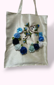 Sac Tote Bag en Tissu Satiné Écru – Couronne de Fleurs Bleues et Blanches Brodées main Tunisie