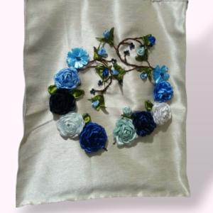 Sac Tote Bag en Tissu Satiné Écru – Couronne de Fleurs Bleues et Blanches Brodées main Tunisie