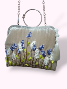 Sac Pochette en Velours Blanc Cassé – Broderies de Roses Violettes & Style Rétro Chic Tunisie
