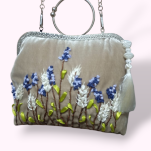 Sac Pochette en Velours Blanc Cassé – Broderies de Roses Violettes & Style Rétro Chic Tunisie