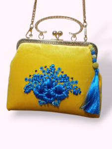 Sac Pochette en Velours Jaune Moutarde – Broderies Bleues en Relief & Esprit Rétro Tunisie