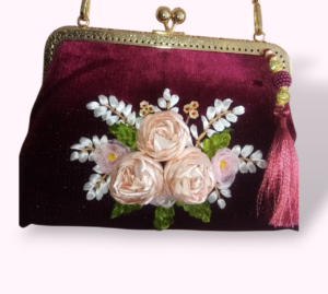 Sac Pochette en Velours Bordeaux – Bouquet de Roses Satinées & Charme Rétro Tunisie