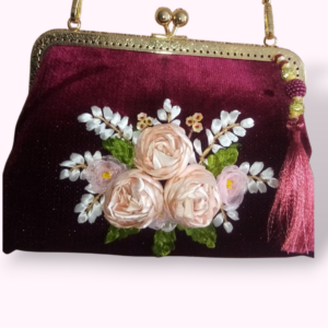 Sac Pochette en Velours Bordeaux – Bouquet de Roses Satinées & Charme Rétro Tunisie
