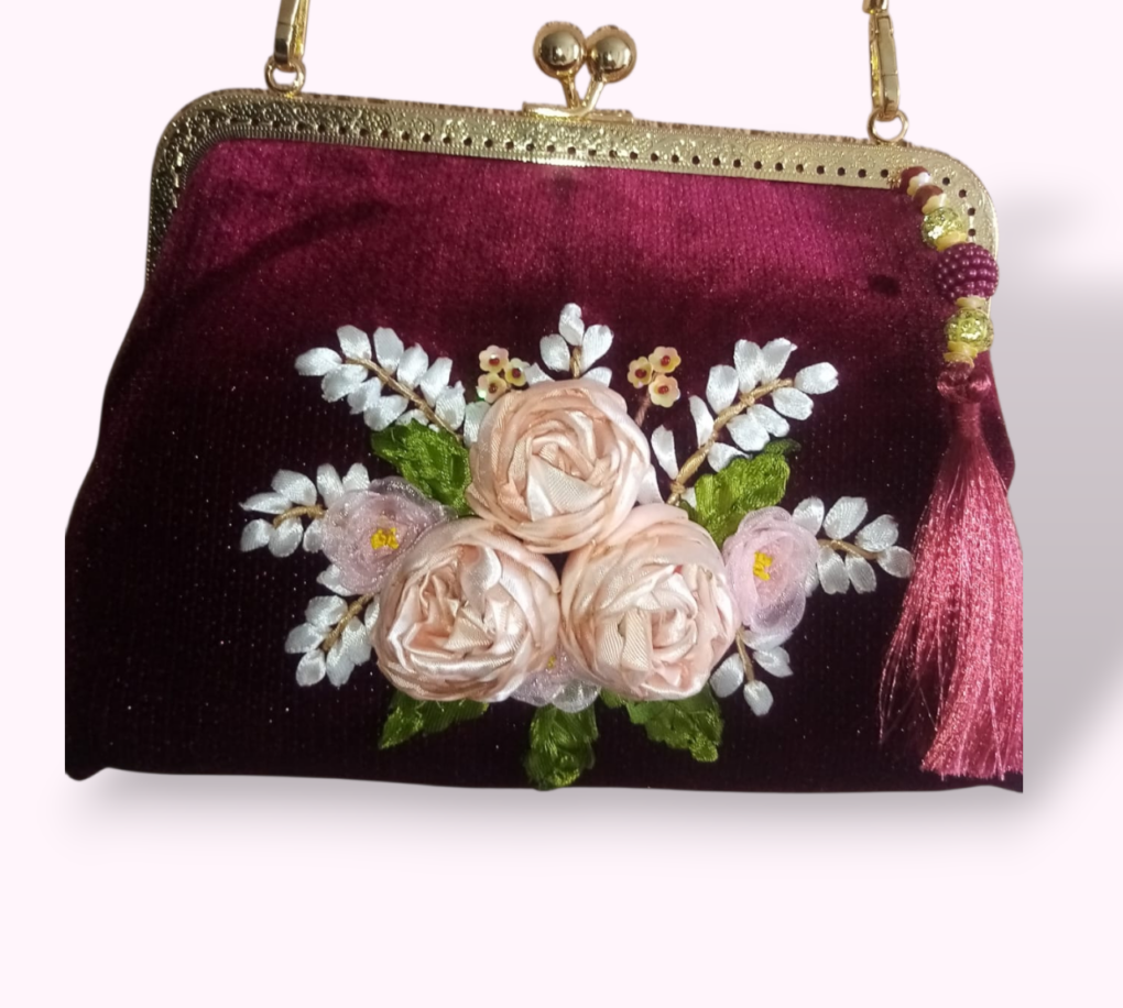 1000395725.png Sac Pochette en Velours Bordeaux – Bouquet de Roses Satinées & Charme Rétro Tunisie