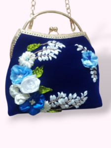 Sac Pochette en Velours Bleu Intense – Broderies Fleuries Blanches et Bleues & Style Rétro Tunisie
