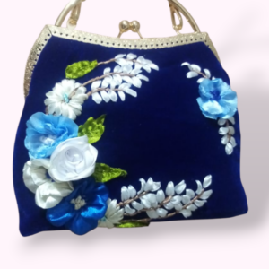 Sac Pochette en Velours Bleu Intense – Broderies Fleuries Blanches et Bleues & Style Rétro 1 en Tunisie Sac Pochette en Velours Bleu Intense – Broderies Fleuries Blanches et Bleues & Style Rétro Tunisie