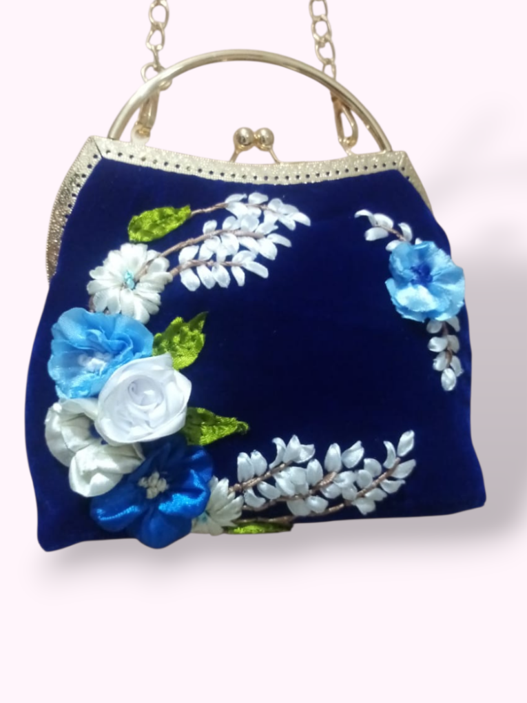 1000395728.png Sac Pochette en Velours Bleu Intense – Broderies Fleuries Blanches et Bleues & Style Rétro Tunisie