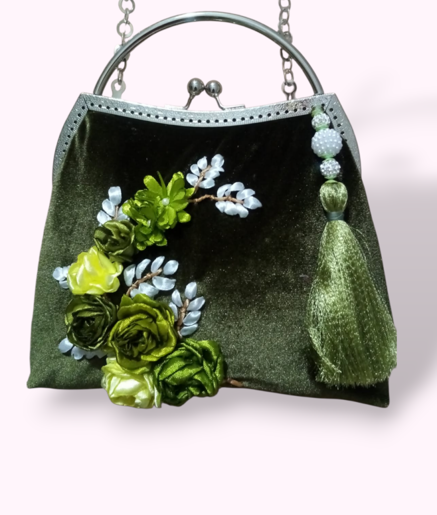 1000395730.png Sac Pochette en Velours Vert Olive – Broderies de Roses en Ruban & Style Vintage Tunisie