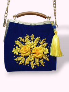 Sac Pochette en Velours Bleu Roi – Broderies de Roses Jaunes & Anse Ambrée Tunisie