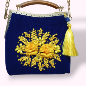 Sac Pochette en Velours Bleu Roi – Broderies de Roses Jaunes & Anse Ambrée 3 en Tunisie Sac Pochette en Velours Bleu Roi – Broderies de Roses Jaunes & Anse Ambrée Tunisie