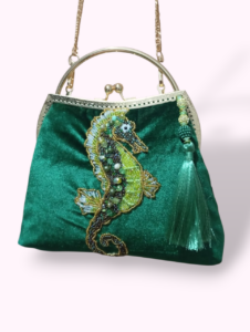 Sac Pochette en Velours Vert Émeraude – Motif Hippocampe Perlé & Style Rétro Tunisie