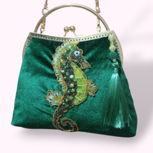 Sac Pochette en Velours Vert Émeraude – Motif Hippocampe Perlé & Style Rétro 4 en Tunisie Sac Pochette en Velours Vert Émeraude – Motif Hippocampe Perlé & Style Rétro Tunisie