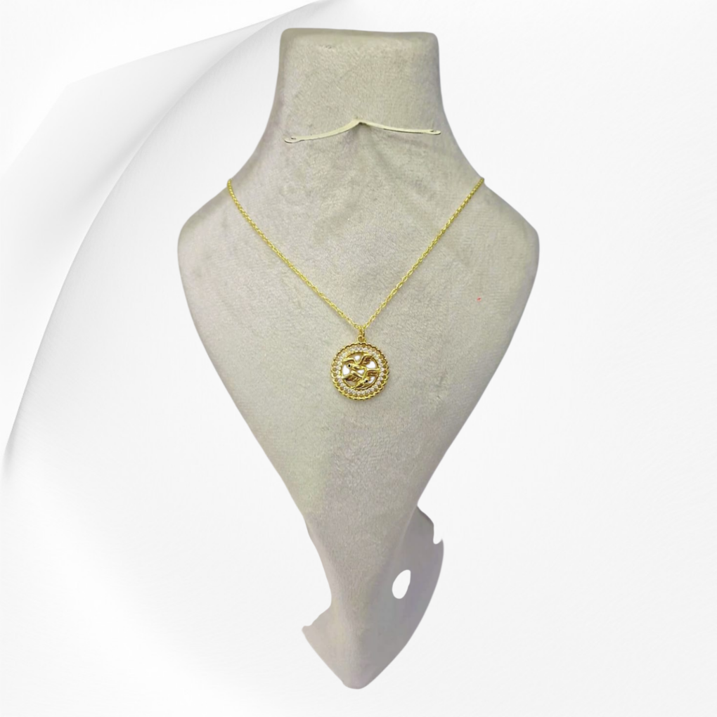 1000396854.png Collier Médaillon Oiseau Ciselé et Strass – Élégance Artisanale Tunisie
