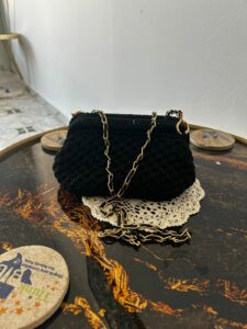 Sac Pochette en Crochet Noir – Élégance Nocturne & Chaîne Dorée Tunisie