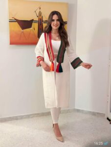 Kimono en laine avec des bandes en soie. Prix : 250 DT.
