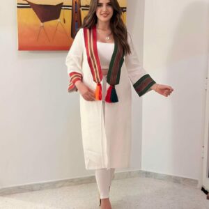 Kimono en laine avec des bandes en soie. Prix : 250 DT.