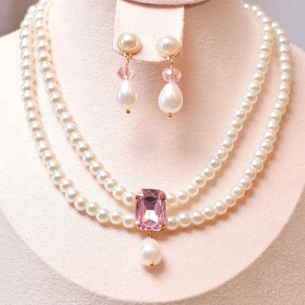 d6010db1-c79b-43bd-8e27-8b1216fcfdd8 Parure Artisanale « Douceur Rosée » – Collier Double Rang Perles Fines, Cristal Rose Poudré & Boucles d’Oreilles Assorties Tunisie