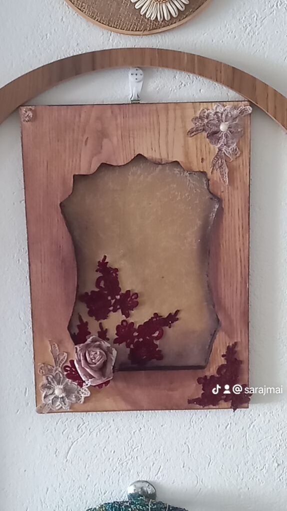7c11298d41b82c1dd441cebdc5c96a0c_0 Joli tableau artisanal en bois au style romantique Tunisie