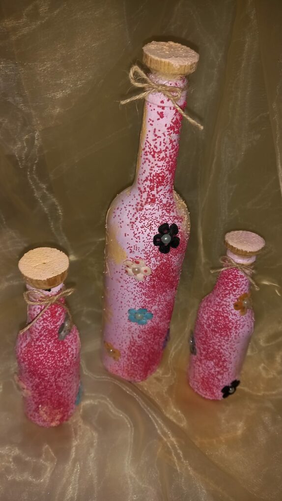 IMG-20260814-WA0088 Trio de bouteilles gaies 🌹 artisanales,roses avec des fleurs coloréés et des couvercles en bois Tunisie