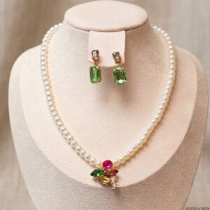 Parure Artisanale « Élégance » – Collier de Perles Fines, Pendentif Cristaux Multicolores & Boucles d’Oreilles Vert Émeraude 4 en Tunisie Parure Artisanale « Élégance » – Collier de Perles Fines, Pendentif Cristaux Multicolores & Boucles d’Oreilles Vert Émeraude Tunisie